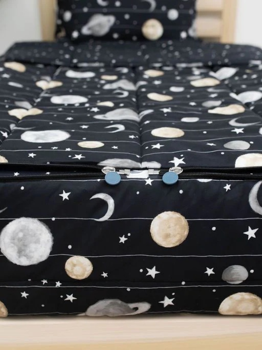 Beddy’s Out Of This World Zipper Bedding -3 piece set - Picture 6 of 7